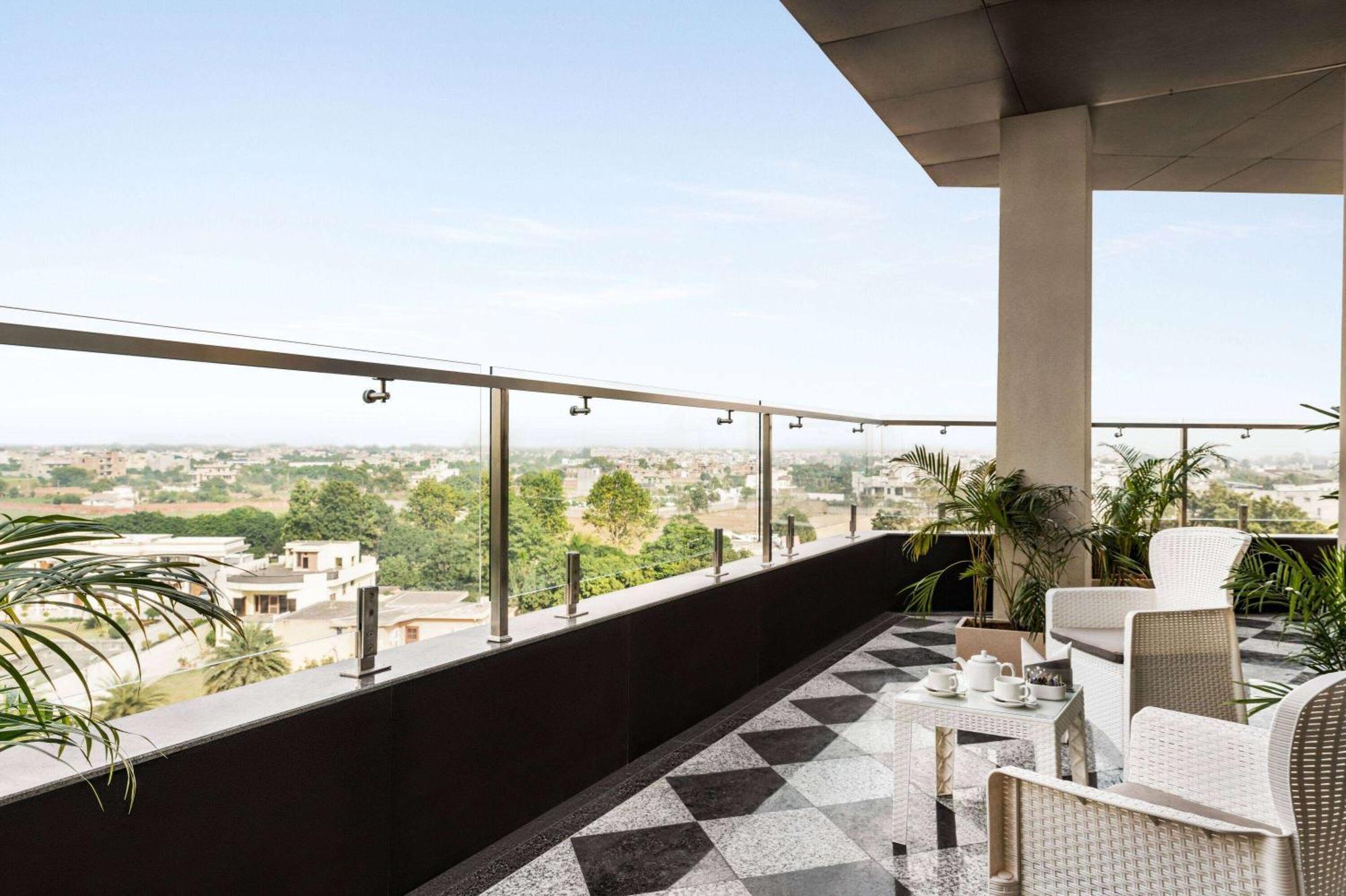 Ramada Encore By Wyndham Amritsar Airport Kültér fotó
